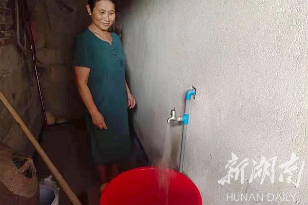 双牌：村里通了自来水 村民脸上笑开颜