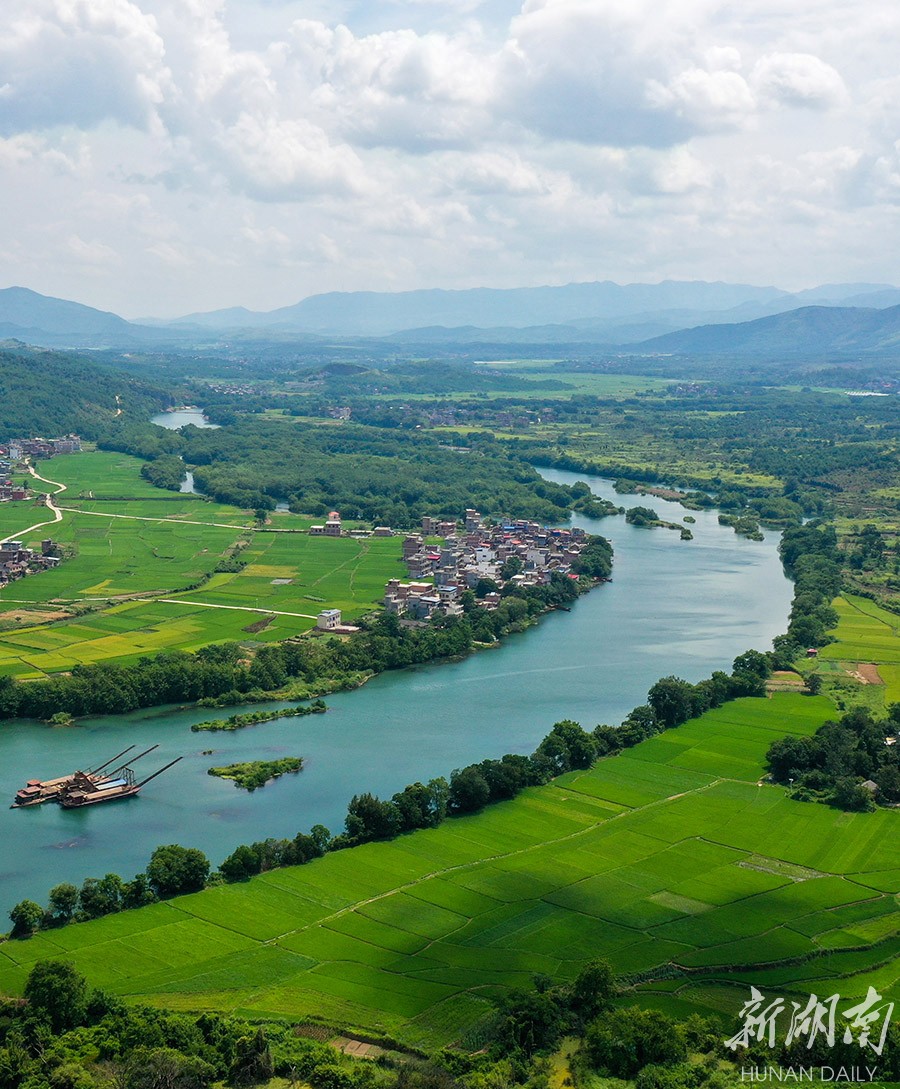 水清岸绿景美-新湖南