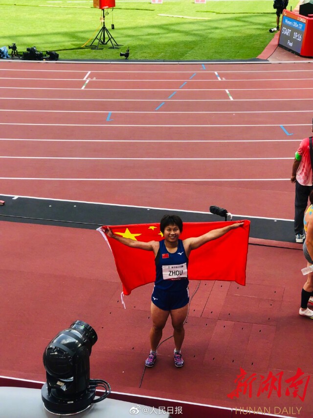东京残奥会田径项目首个比赛日，女子100米T35级决赛，中国队周霞以13秒的成绩破世界纪录夺冠。（来源：人民日报微博）