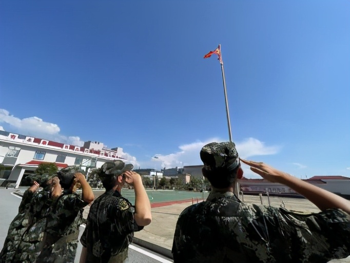 头顶着国徽,肩扛着责任,心中一如既往的激情,向神圣国旗和武警部队徽