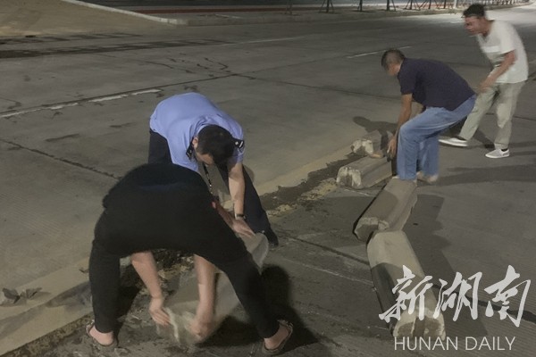 双牌公安交警：夜幕下的“搬砖人”