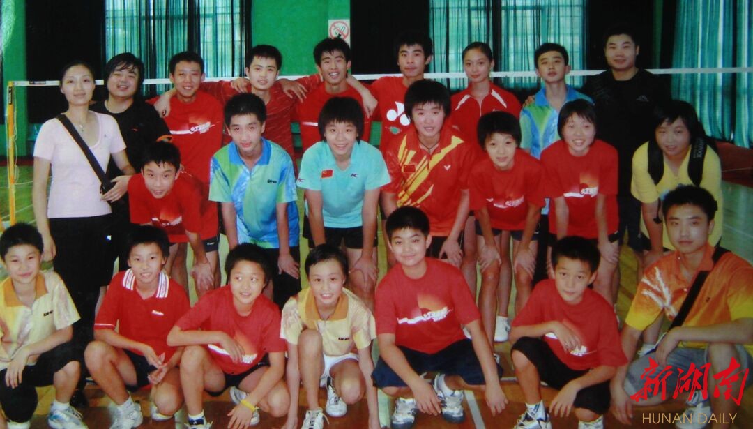 益阳羽校学员和教练合影,二排左四为当年的贾一凡。曹允 摄 益阳羽校学员和教练合影,二排左四为当年的贾一凡。曹允 摄