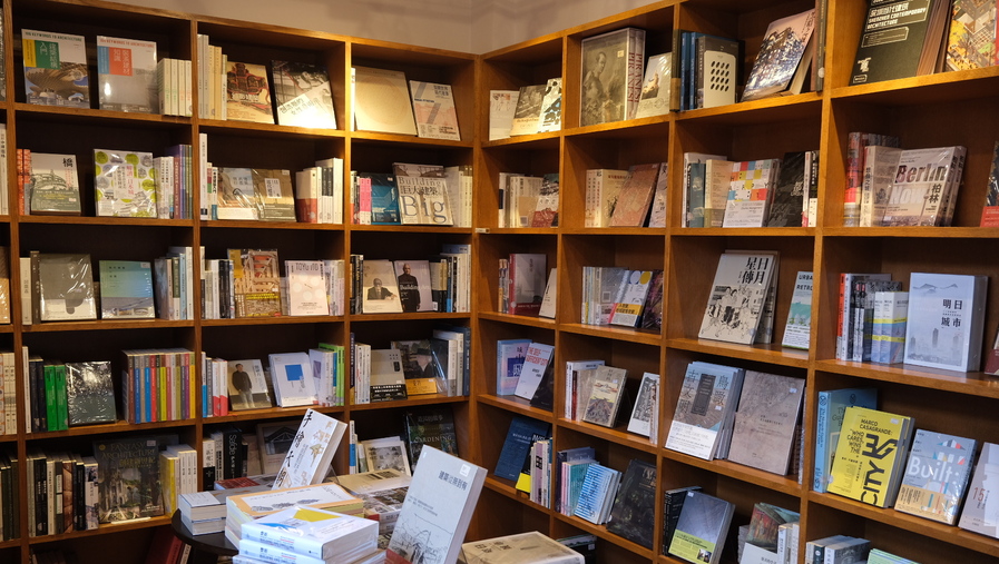哈尔滨路上很多店都关了，这家“高冷”的书店为什么能够存活至今？