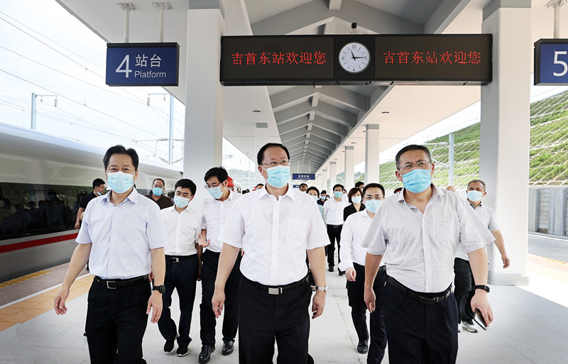 毛伟明检查张吉怀铁路建设情况：高质量 出精品 乘最美高铁 赏神秘湘西