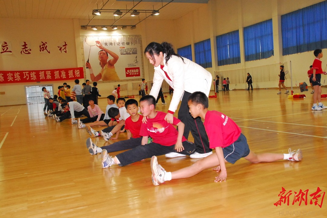 益阳羽校学员在教练指导下做身体拉伸训练。曹允 摄 益阳羽校学员在教练指导下做身体拉伸训练。曹允 摄
