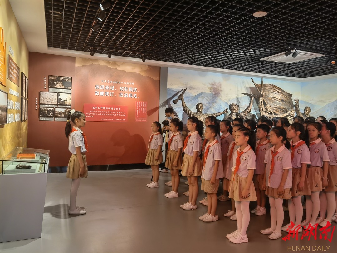 南县德昌学校教育集团学生正在听小小讲解员介绍段德昌的生平业绩。李洁 摄 南县德昌学校教育集团学生正在听小小讲解员介绍段德昌的生平业绩。李洁 摄