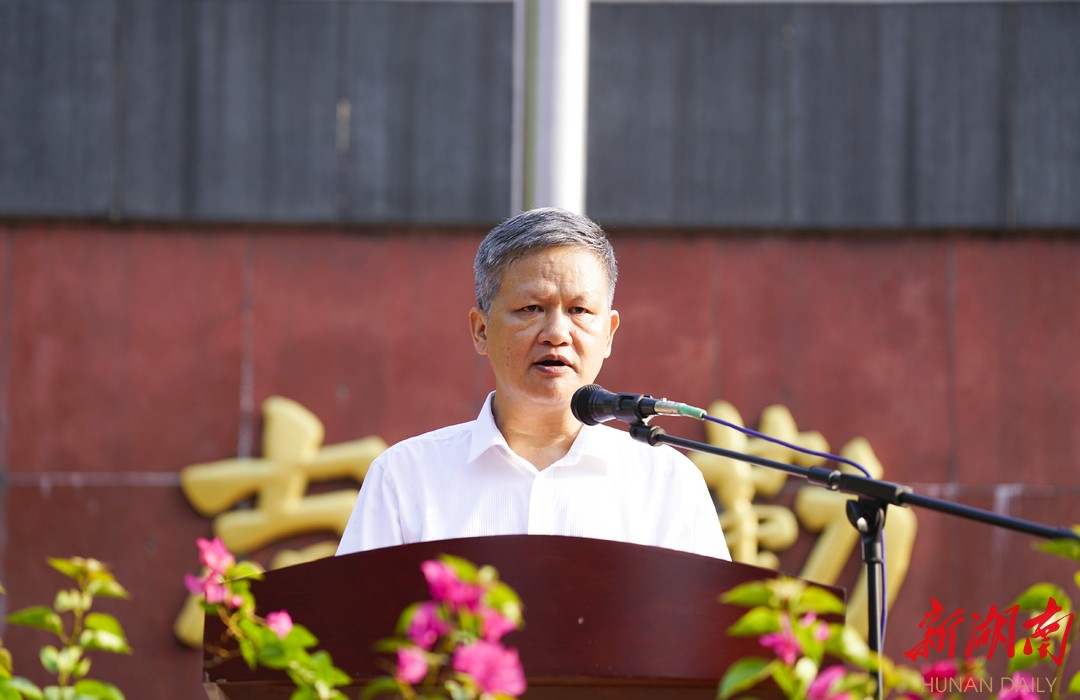 浏阳一中校长 袁章军亲爱的同学们,老师们:今天,我们在此隆重集会