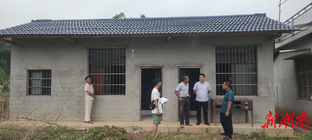 工作人员核验新建房屋完成情况。文毅 摄 工作人员核验新建房屋完成情况。文毅 摄
