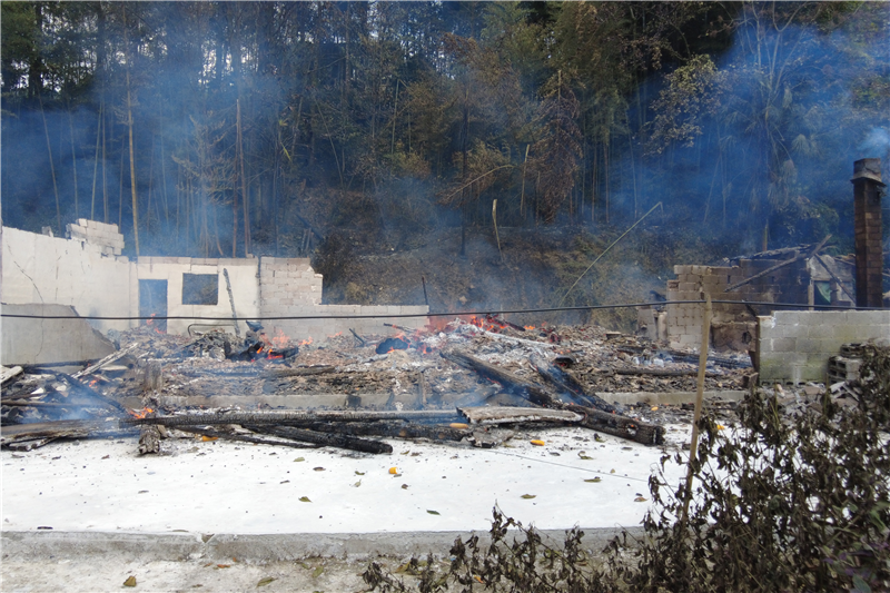 龙山县：村民房屋燃起大火 消防员迅速处置险情