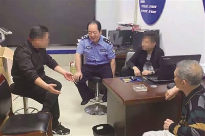 刘绍海在进行调解。警方供图