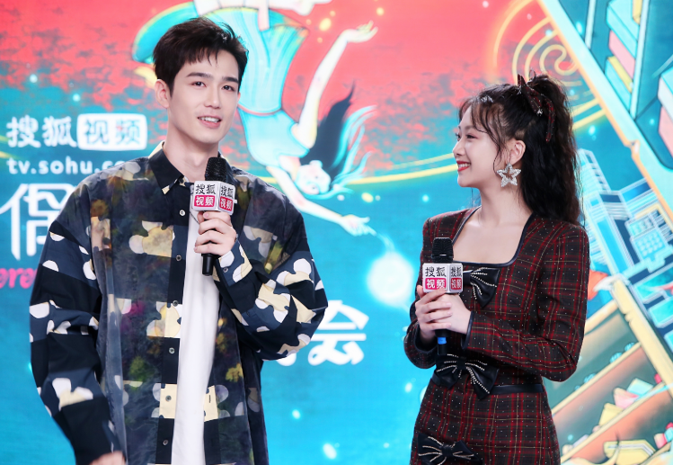 《偶然闯入的世界》举办庆功会,利晴天爆料"剧中嘴都亲酸了"