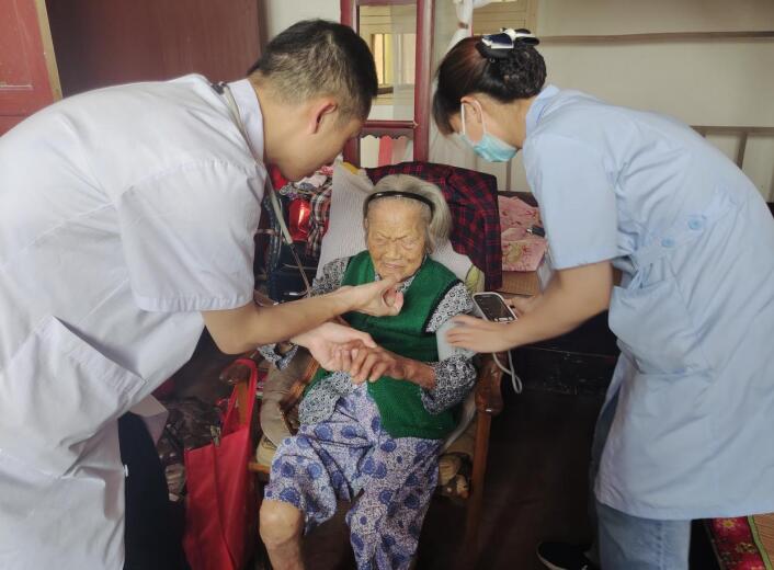 雨敞坪镇：服务送到家 家庭医生上门为百岁老人义诊