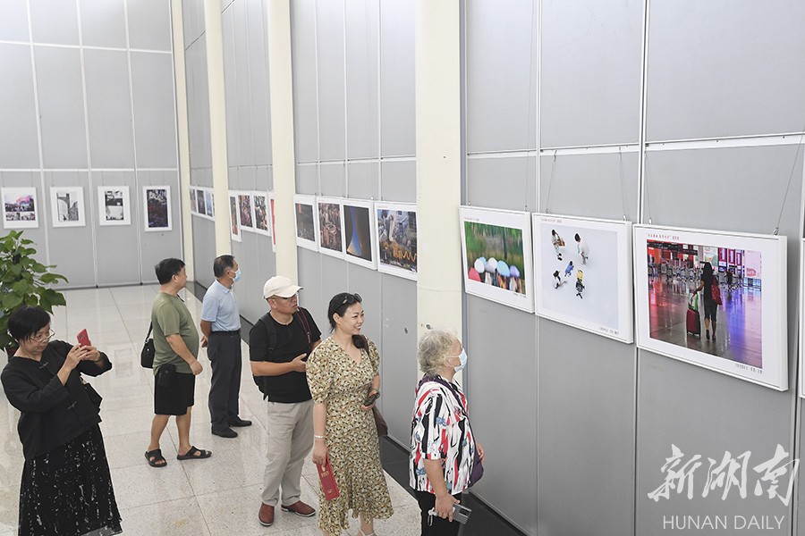 在这里品味长沙!长沙市第三届摄影艺术作品展开幕