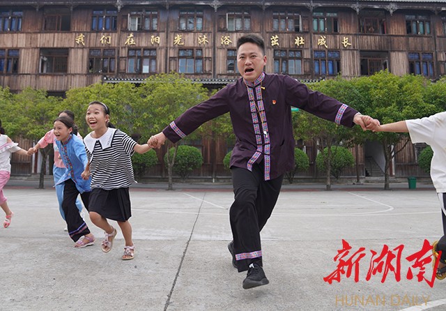 雷春旺上体育课时，和孩子们玩游戏