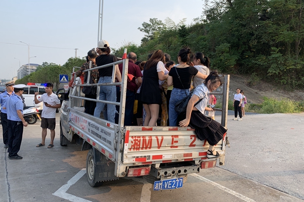 双牌一车超载20人！违法载人隐患大 莫让货车变“客车”