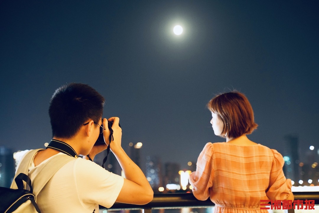 夜晚两个人看月亮图片图片