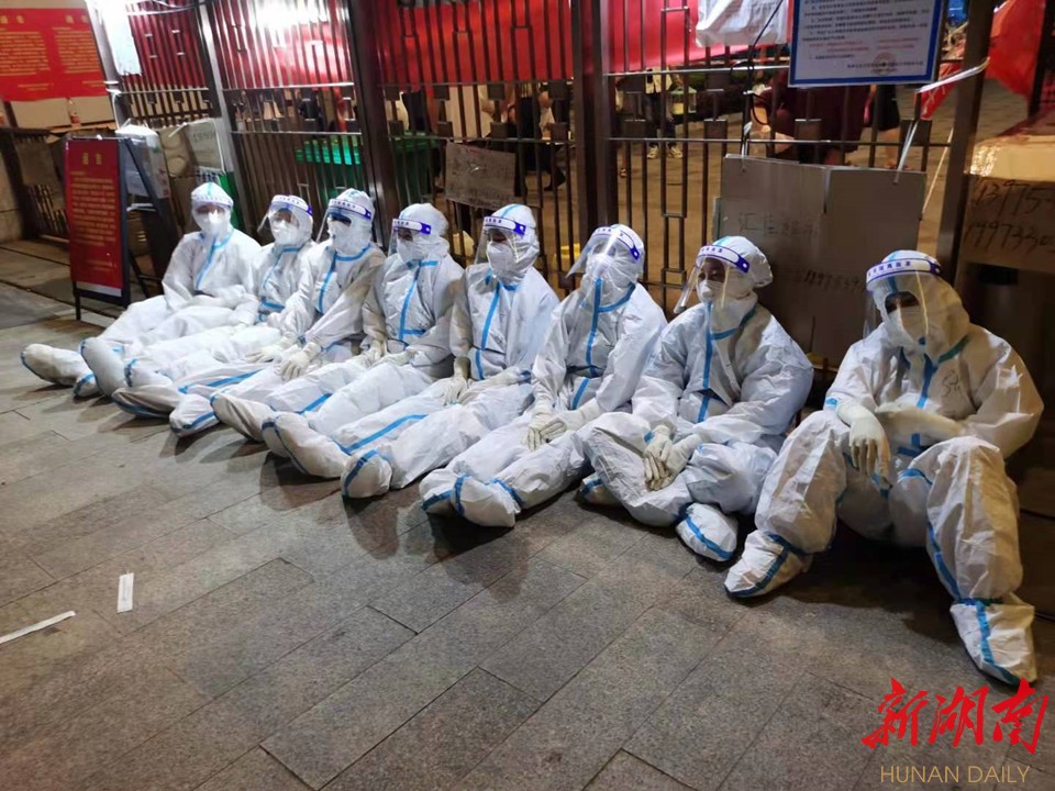株洲医护人员深夜完成核酸采样任务后累坐在街头 株洲医护人员深夜完成核酸采样任务后累坐在街头