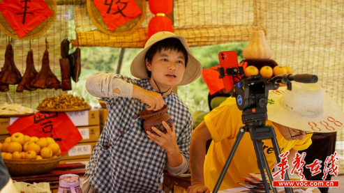 助力乡村振兴600多万粉丝主播助农云卖货