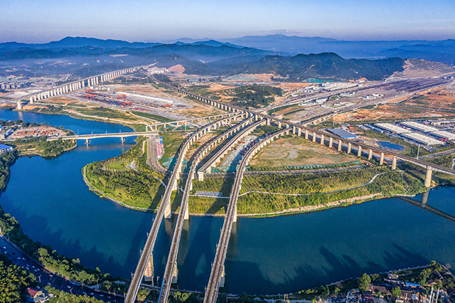 新建的怀化国际陆港位于怀化西铁路编组站和怀化市货运站之间。田文国 摄