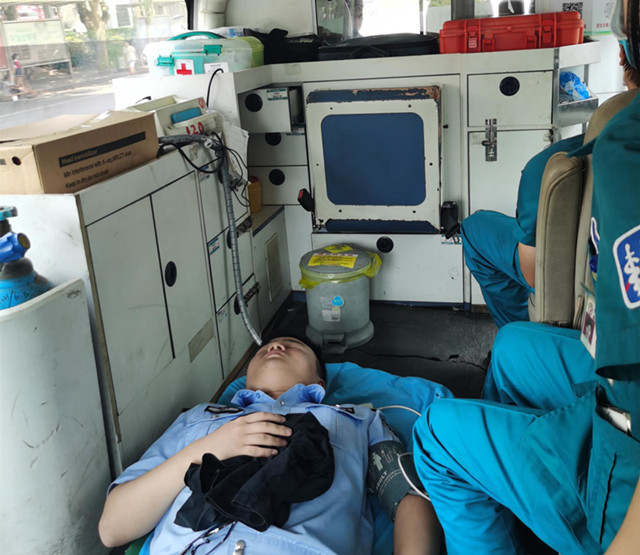 连续奋战30天后，他累倒在警车里......