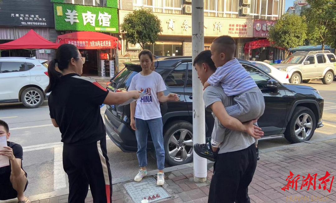 松杨湖街道:开展民族团结进步宣传月活动