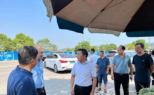 李基联以“四不两直”方式督查城区拆违控违、渣土管理、市容市貌和环境卫生综合整治工作