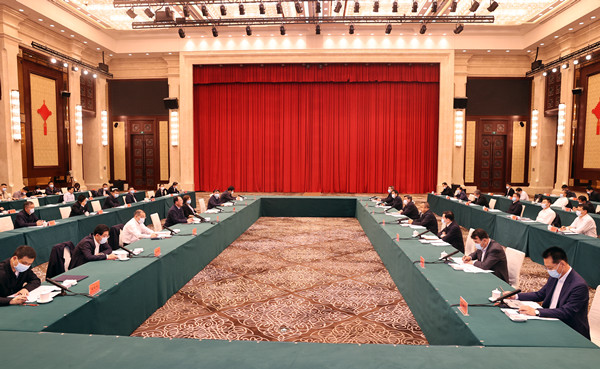 芙蓉雪莲并蒂开 两地合作迈新步 陈全国会见毛伟明一行