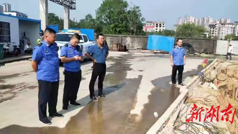 巡查人员在项目工地进行现场巡查监管。(图片由陈耀新提供) 巡查人员在项目工地进行现场巡查监管。(图片由陈耀新提供)