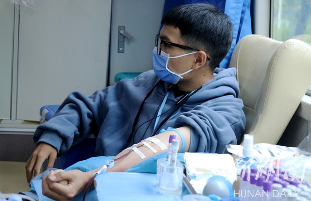 湘潭大学师生积极参与无偿献血活动