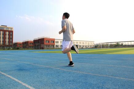 听专家谈科学运动|男子坚持10年跑步竟成“跑步膝”