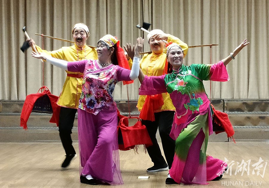 10月14日,宜章县老年大学音乐班的学生表演唱《逛新城》.