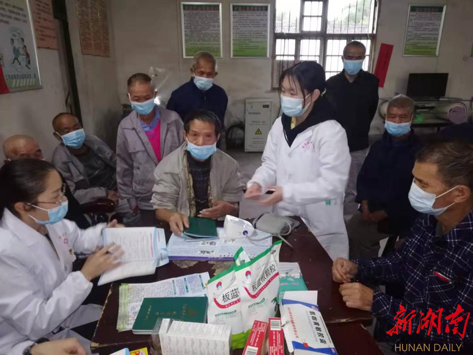 图为码市镇中心卫生院医护人员正在为老人们进行健康体检 图为码市镇中心卫生院医护人员正在为老人们进行健康体检