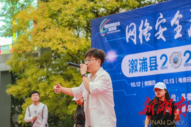 ▲本土“网络大V”向天问演唱方言原创反诈歌曲《莫措凹(别被骗)。》 ▲本土“网络大V”向天问演唱方言原创反诈歌曲《莫措凹(别被骗)。》
