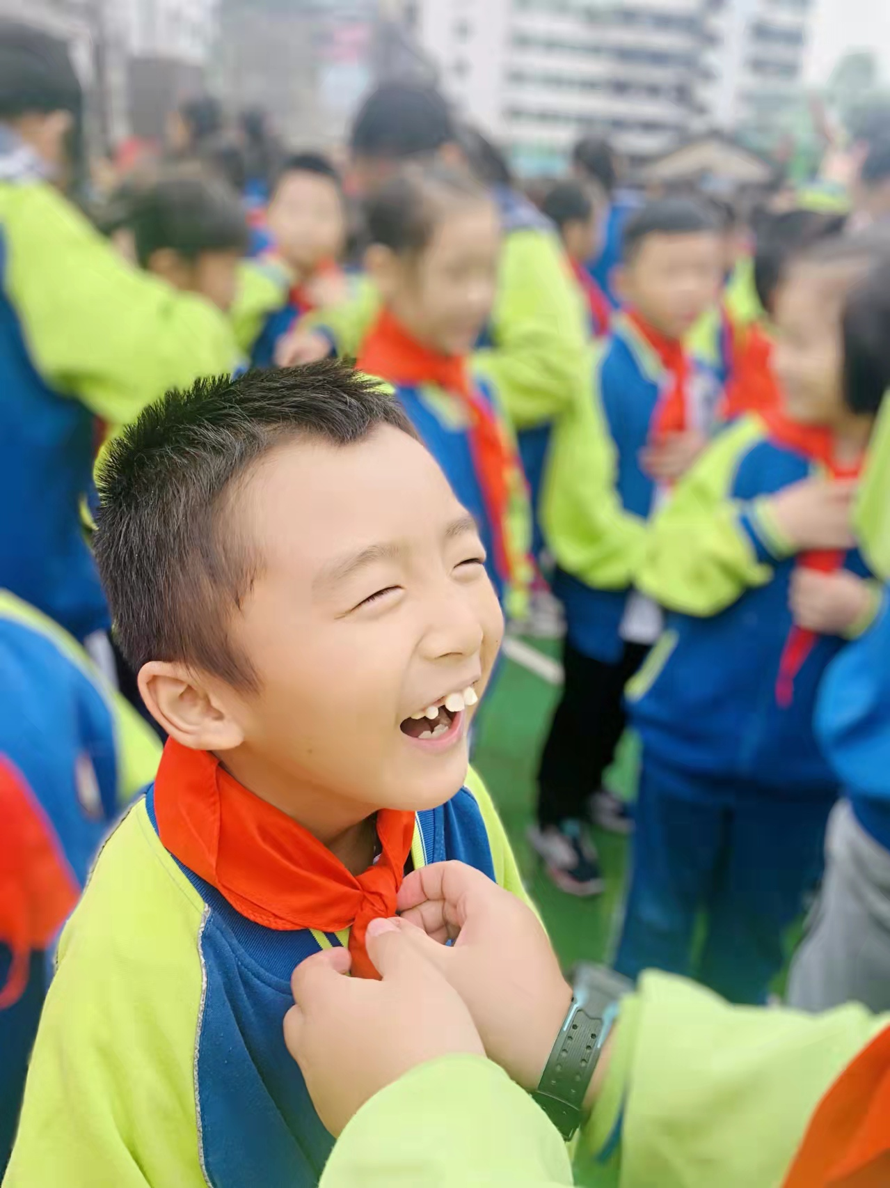 童心向党我为队旗添光彩怀化市人民路小学举行建队日系列活动