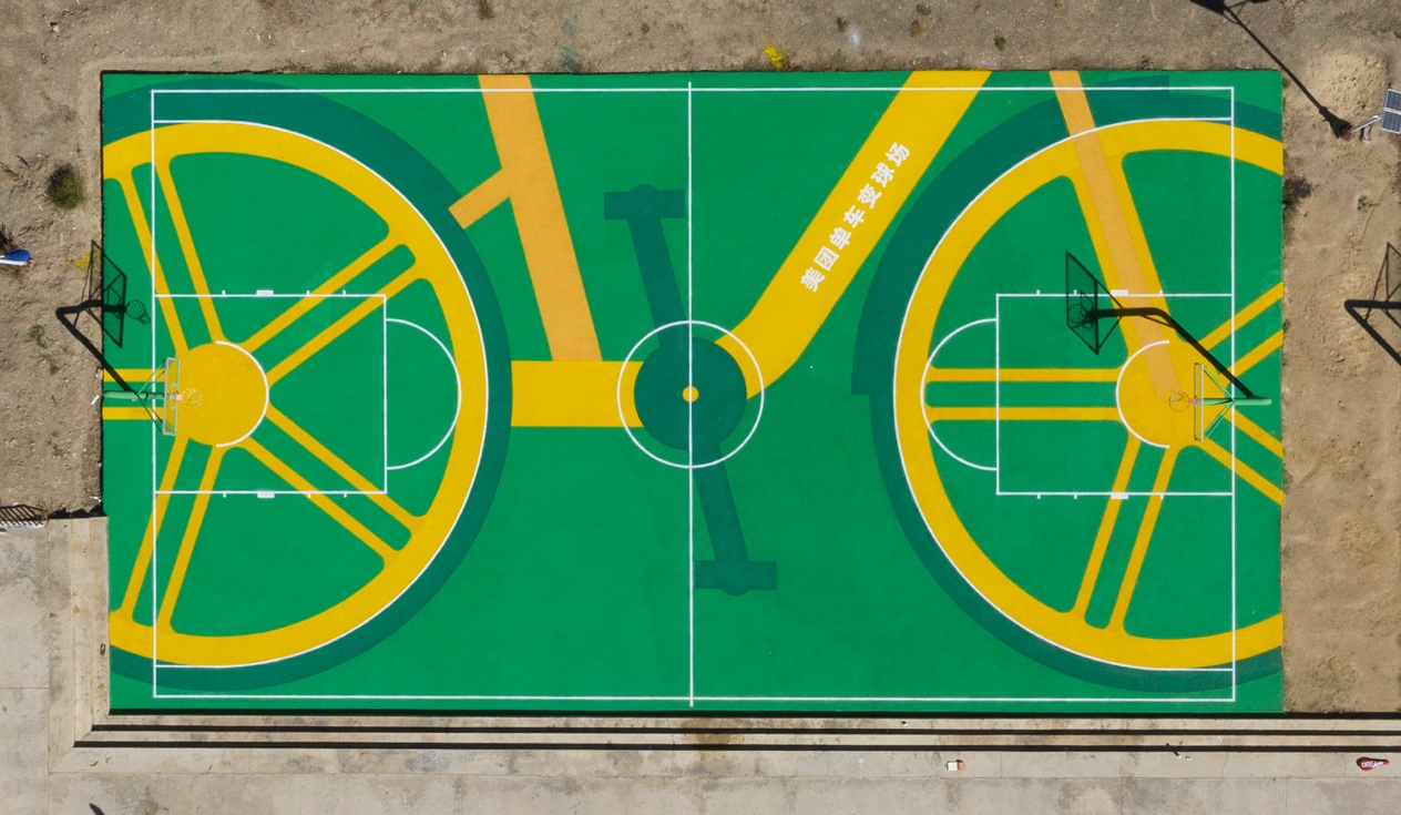 单车轮胎变身塑胶球场，“落户”珠峰脚下的高原县城