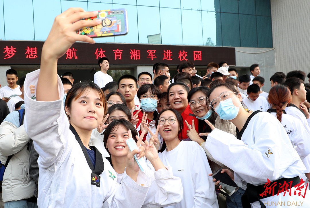 湖南摔跤运动员周倩与学生合影。
