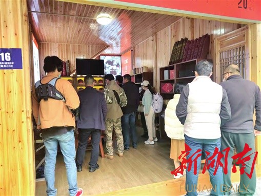  第五届湖南·安化黑茶文化节吸引了许多游客。 龚伟 摄