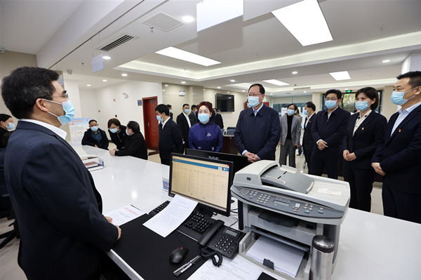 毛伟明调研省人社厅省医保局：以人民心为心 心系万家灯火