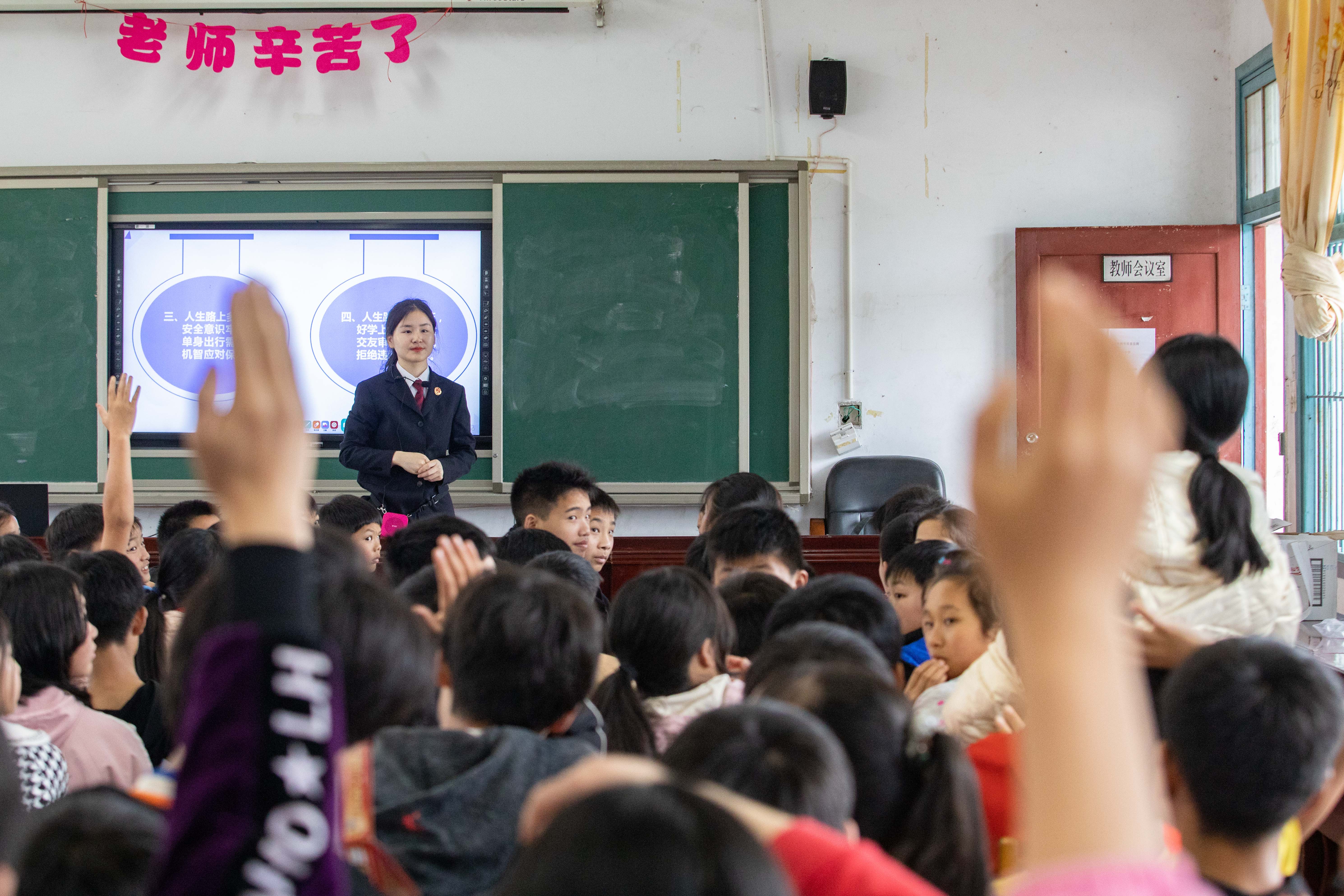 在慈利县洞溪乡中学，检察官向同学们讲述如何自我保护。
