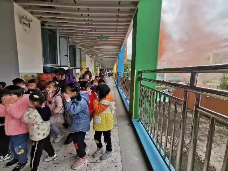 防患未“燃” 安全“童”行 ——洪江市幼儿园开展火灾应急疏散演练活动