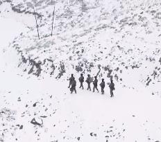 致敬！海拔4000米边防官兵冒风雪巡逻