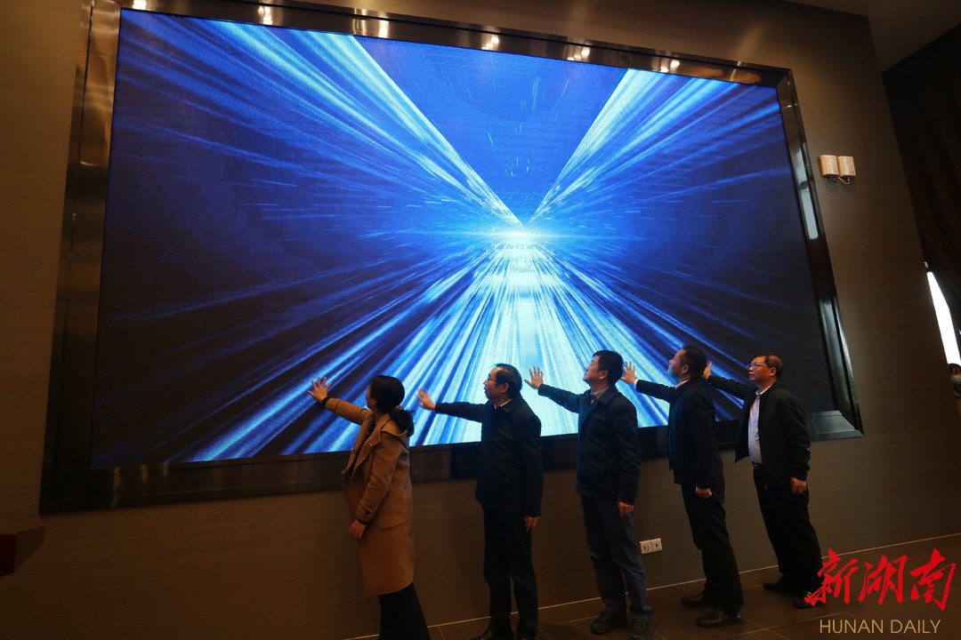  湖南省市场监督管理局、益阳市市场监督管理局和安化县有关负责人，共同启动安化黑茶国家地理标志产品保护示范区创建仪式。周云峰 摄