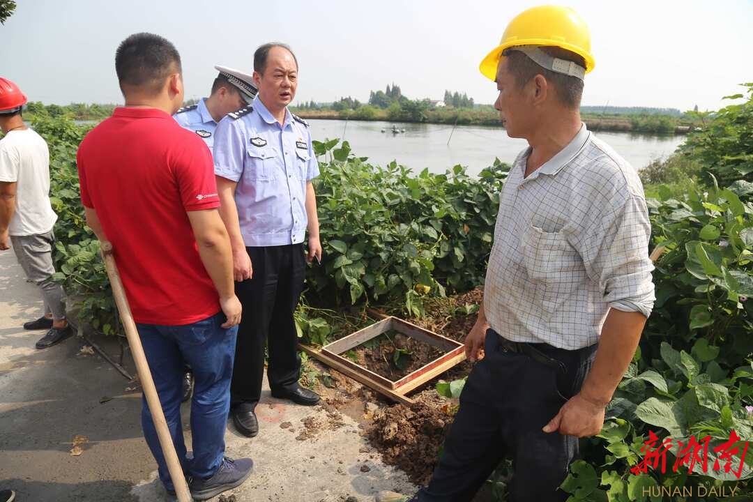 益阳市公安局大通湖分局负责人督查"雪亮工程"施工现场.曹晓艺 摄
