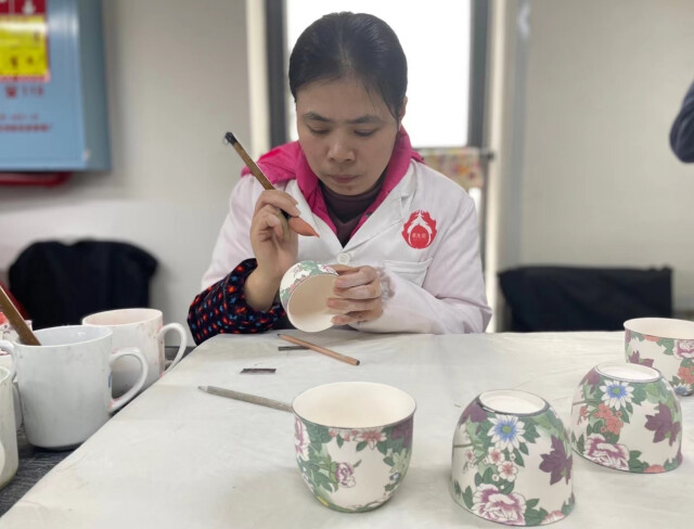 【新湖南】茶颜悦色、星巴克、故宫博物院等推出“网红”产品都采用的是醴陵陶瓷—— 醴陵陶瓷玩跨界 传统工艺“活”起来