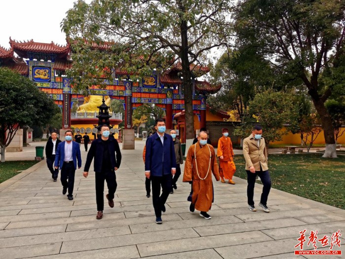 岳阳市南湖新区区长潘宏军一行调研岳阳圣安寺