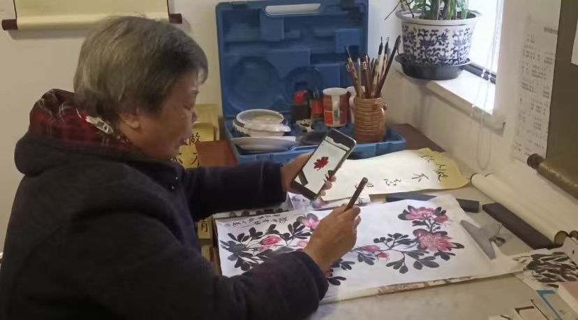 87岁长沙“潮奶”用手机电脑自学画画，“做喜欢的事情什么时候都不算晚”