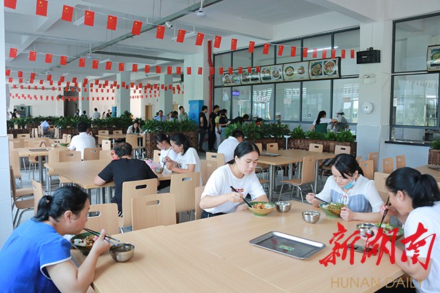 9月17日12时，企业员工陆陆续续来到工业集中区食堂就餐。 何嫘 摄