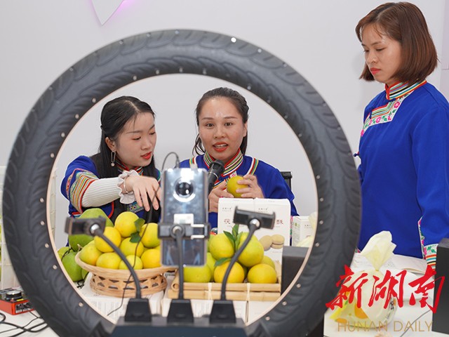 靖州喜乐购电商销售公司主播在直播带货。卢嘉俊 摄
