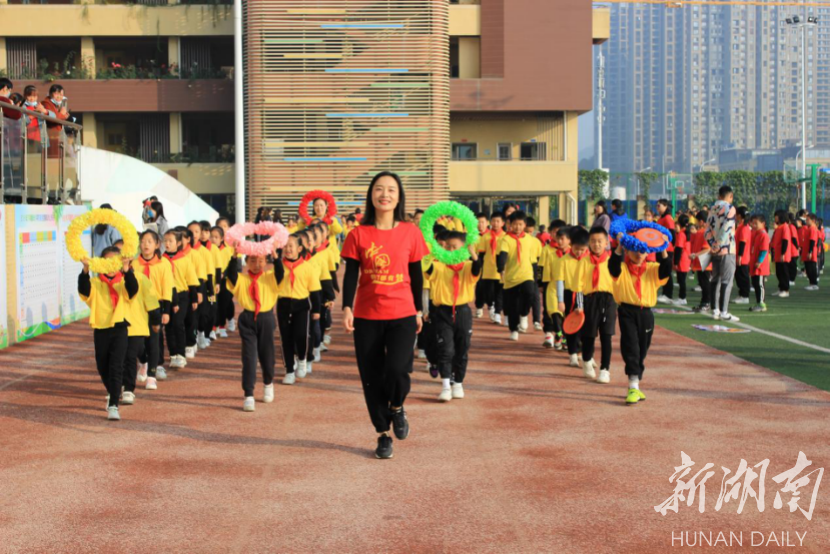 长沙高新区明华小学举办童心萌趣运动无敌主题运动会