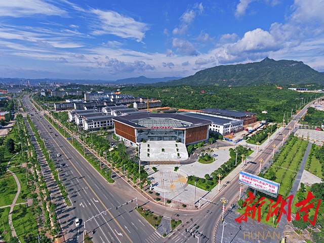 航拍靖州苗族侗族自治县茯苓科技产业园。 陈俊名 摄